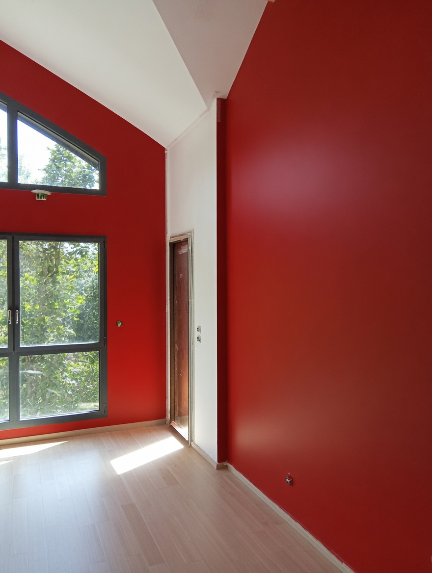 Peinture d'un mur rouge dans une pièce à vivre